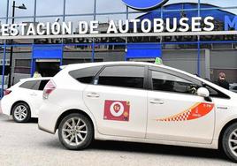 Varios taxis en la estación de autobuses de Murcia, en una imagen de archivo.