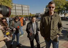 El organizador de la fiesta en Teatre, Carlos R., llega, este martes, al juzgado junto a su abogado defensor, Raúl Pardo-Geijo.