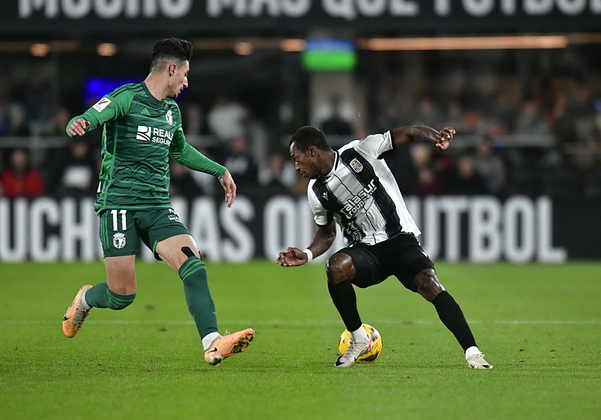 El extremo Umaro Embaló regatea a Álex Sancris en el Cartagena-Burgos del mes pasado.