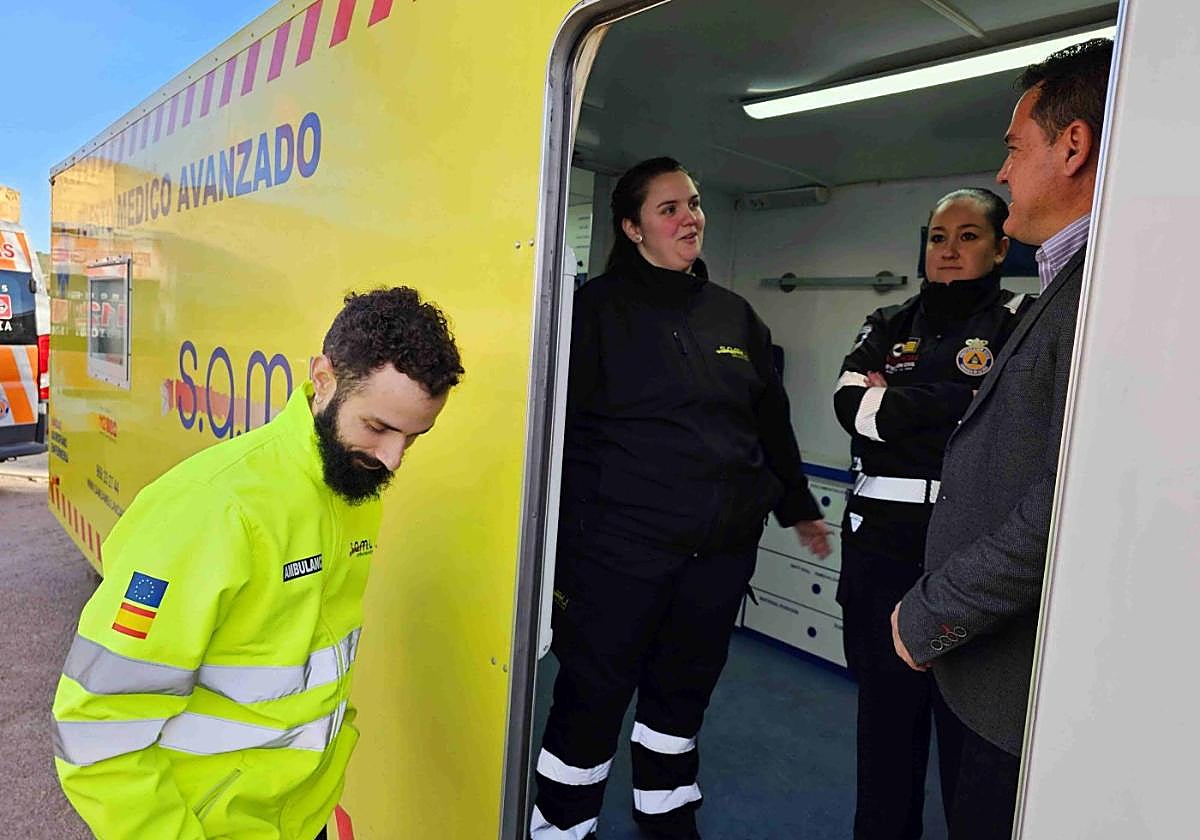 Componentes del puesto instalado en la explanada del castillo.