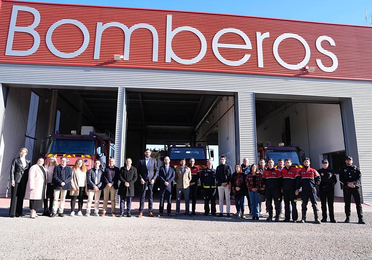Autoridades con algunos bomberos en la inauguración, ayer.