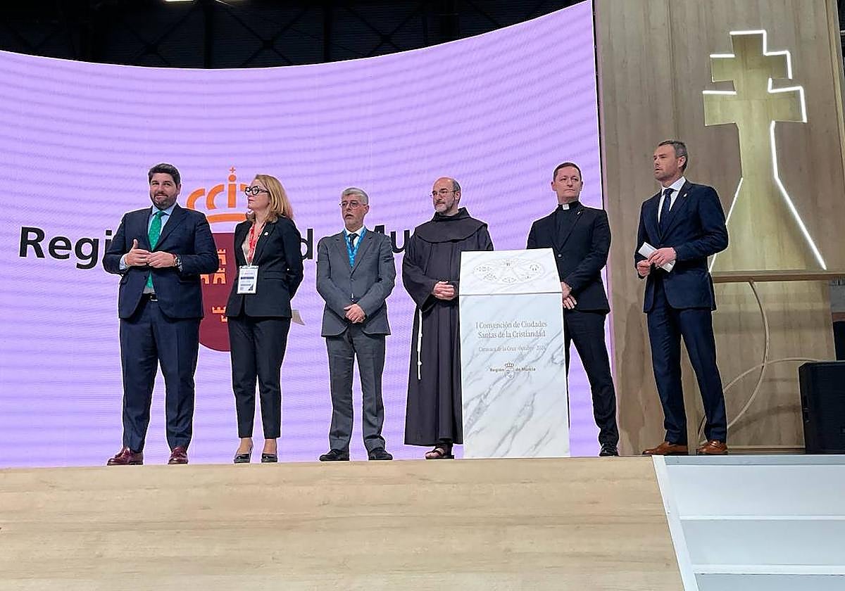 López Miras; la consejera de Turismo de Cantabria, Eva Guillermina Fernández; Ildefonso de la Campa, director de la Sociedad de Gestión del Plan Xacobeo; Luis Quintana Giménez, representante legal del Custodio de Tierra Santa en España; monseñor Roman Walczak, primer conseller de la Nunciatura Apostólica, y el alcalde de Caravaca, José Francisco Martínez.