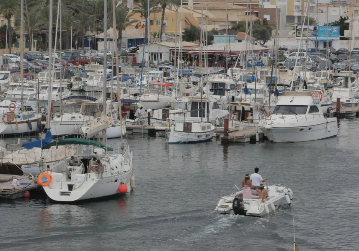 Neighbors, businessmen and fishermen oppose the private management of the port of Cabo de Palos