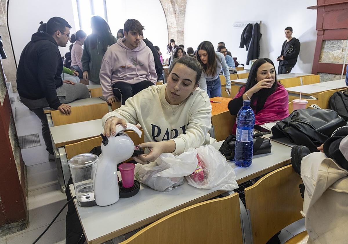 Una alumna encerrada se prepara un café, en uno de los aularios de Antigones.