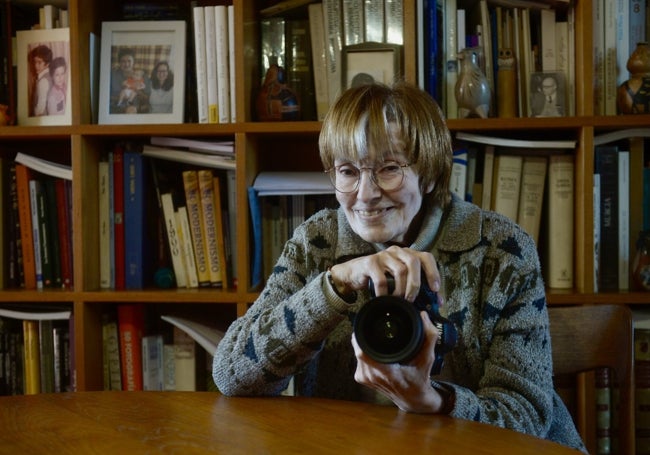 María Manzanera (Murcia, 1946), con su cámara Nikon, su compañera más fiel.