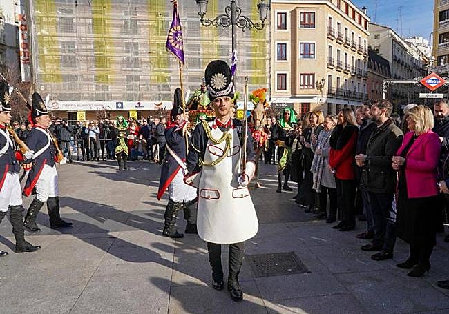 Desfile de granaderos marrajos en la exhibición de la Semana Santa de Cartagena en el centro de Madrid.