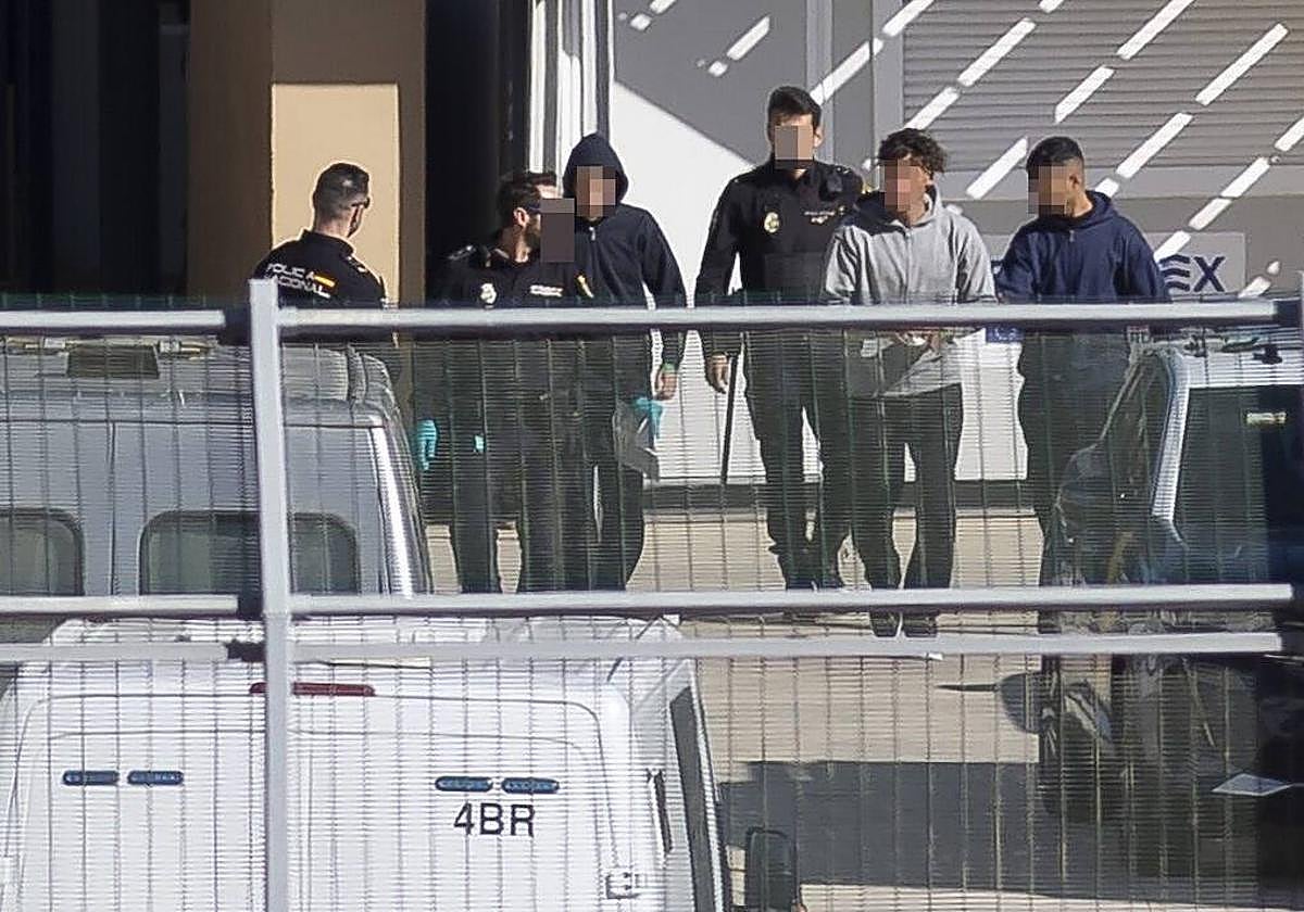 Agentes de la Policía Nacional junto a algunos de los inmigrantes llegados en patera a las costas de la Región.