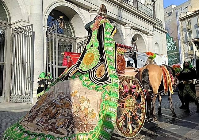 Biga de Ptolomeo IV del Paso Azul de Lorca ante el Teatro Real de Madrid.