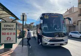 Dos pasajeros descienden del bus en Abanilla procedente de Orihuela.