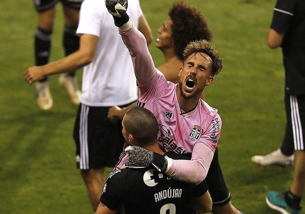 Marc Martínez, abrazado por Andújar, tras el ascenso de La Rosaleda.