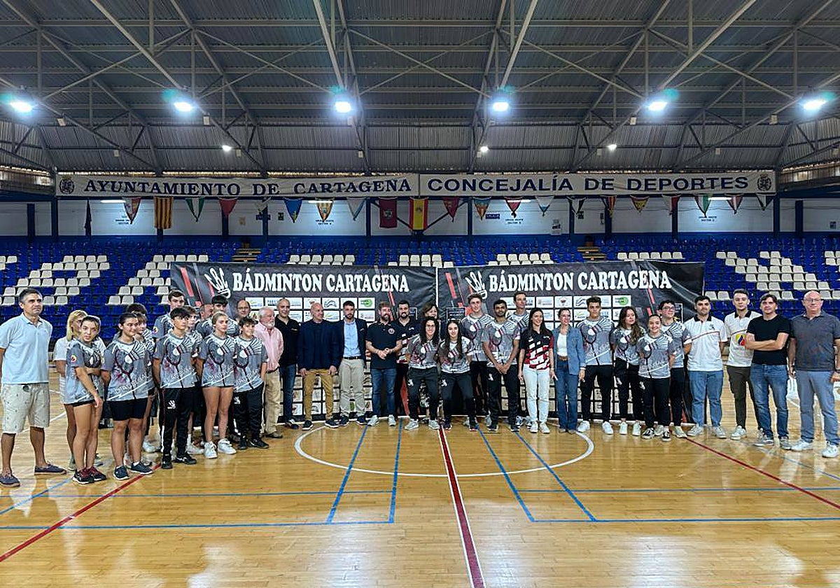 Directivos, jugadores, patrocinadores y representantes políticos acuden a un acto de presentación de cara al estreno en Primera Oro, que cuenta el apoyo de Puertas Padilla, en el Pabellón Central de Cartagena.