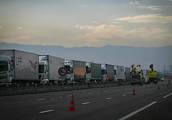 Camiones parados en la localidad francesa de Albon.