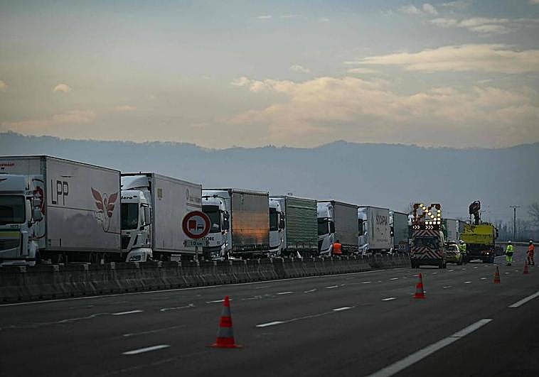 Camiones parados en la localidad francesa de Albon.