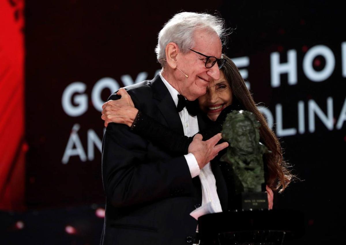 Imagen secundaria 1 - Jaime Chávarri con Ginés García Millán; el cineasta recibe el Goya de Honor, y el director de cine en una comparecencia.