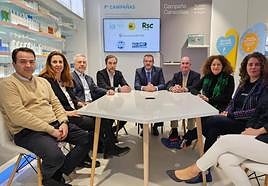 Foto grupal del cierre del proyecto humanitario 'Construyendo juntos una farmacia en Senegal'.