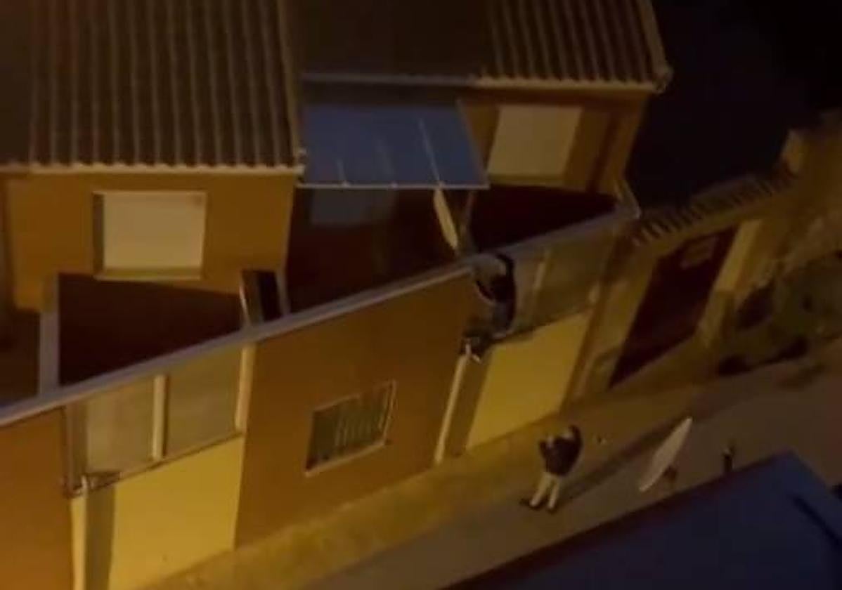 Momento en el que uno de los implicados escala la fachada y el otro permanece en el exterior para vigilar.