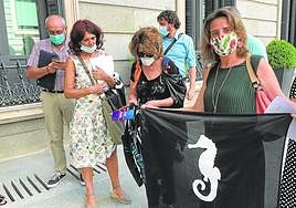 Teresa Ribera, con una bandera, y promotores de la ILP del Mar Menor, en el Congreso de los Diputados en 2022.