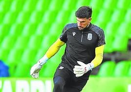 El portero Marc Martínez calienta antes del Racing-Cartagena de la semana pasada en Santander.