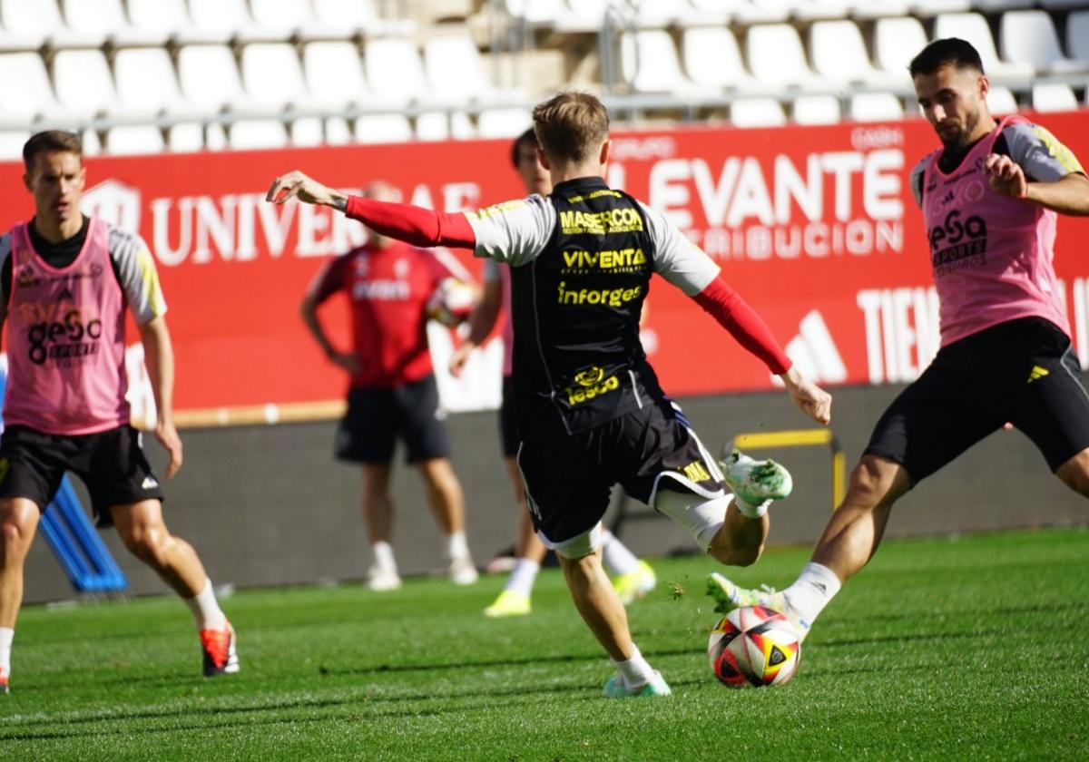 Loren Burón, jugador del Real Murcia fichado esta semana, chuta durante un entrenamiento en el Enrique Roca.