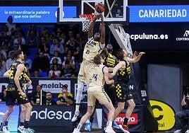 Diagne pelea por el rebote, en el partido de este sábado.