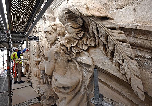 Las esculturas y frisos ya lucen sin la pátina que las cubría y que las ensuciaban.