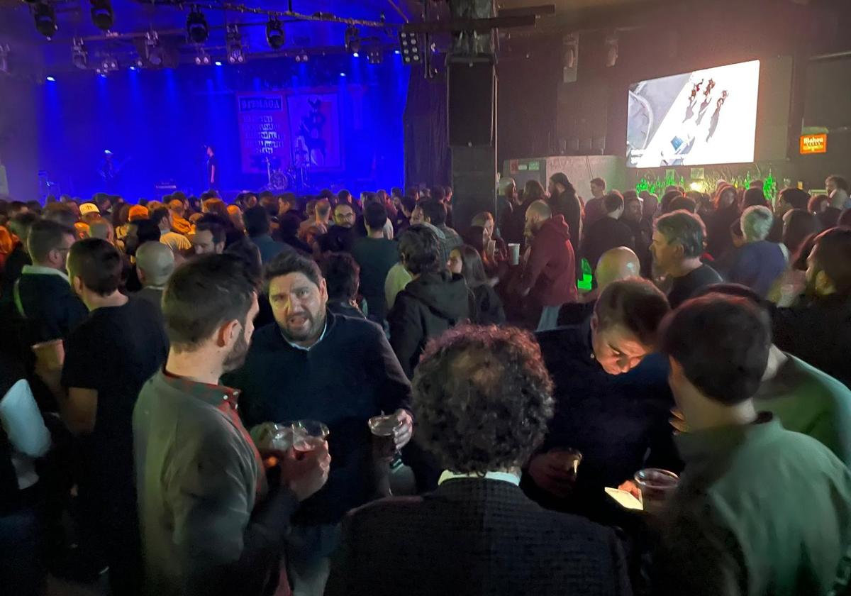 López Miras, en la sala, charla con Juanma Lamet y Joaquín Manso.