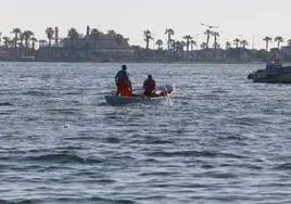 Pescadores faenan en aguas del Mar Menor, junto a La Manga, en una imagen de archivo.