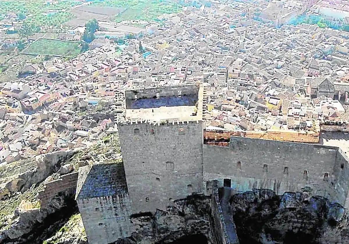 Vista de la fortaleza, con el casco urbano de Mula a sus pies.