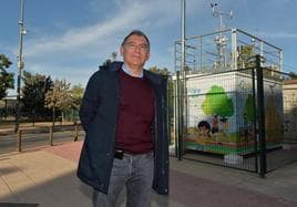 José María Clemente, la semana pasada, junto a la estación que mide la calidad del aire en el barrio de San Basilio, en Murcia.