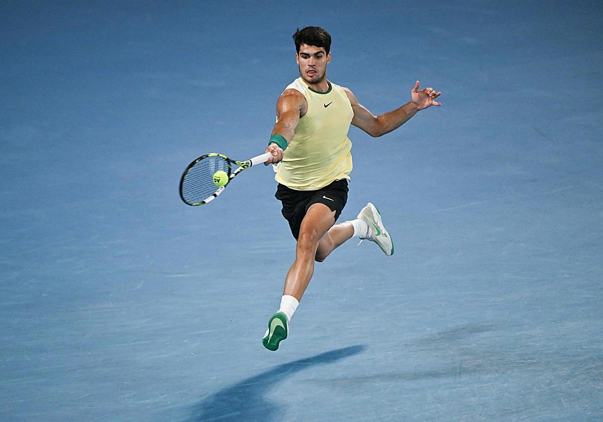 Carlos Alcaraz golpea con su derecha, en el partido de cuartos del Open de Australia contra Zverev.