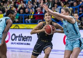 Belén Arrojo, con el balón, pugna con una rival.