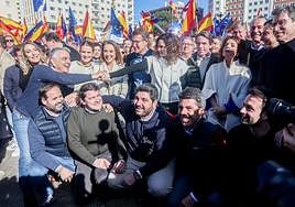 López Miras, junto a otros barones populares, este domingo en la manifestación contra la amnistía.