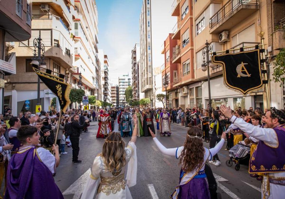 Las imágenes del desfile del Medio Año Festero en Orihuela