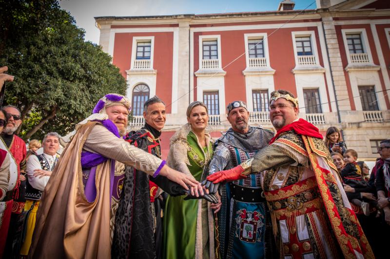 Las imágenes del desfile del Medio Año Festero en Orihuela