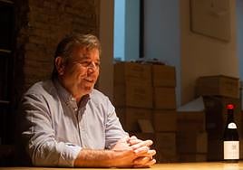 José María Vicente posa con una de las botellas de Casa Castillo en la vinoteca murciana Maza & Cerón.