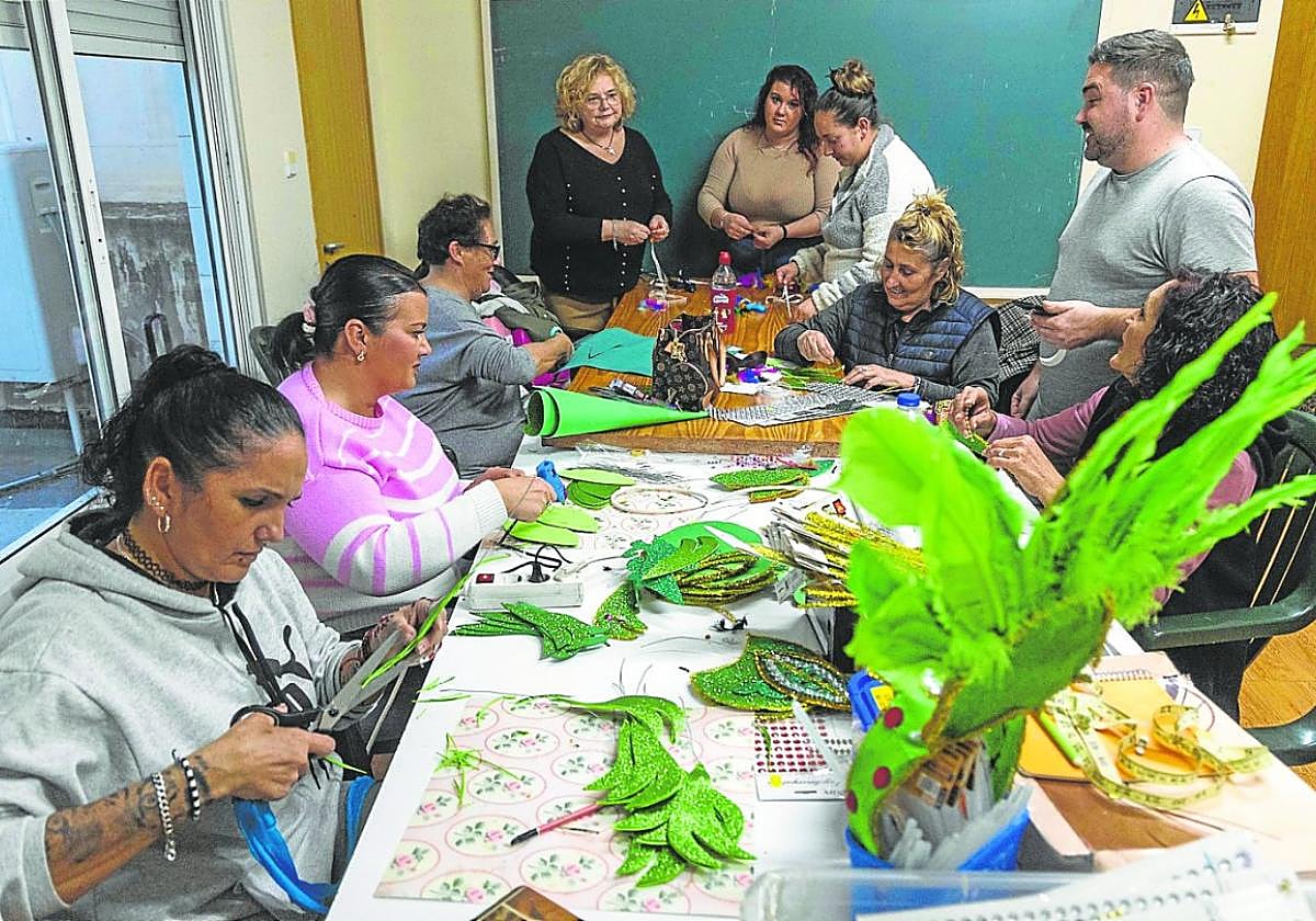 Retoques de última hora.Integrantes de la comparsa Las Villas de San Antón terminan su vestuario en el Casino.