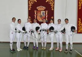 La Princesa Leonor, junto a otras compañeras, en la competición de esgrima.