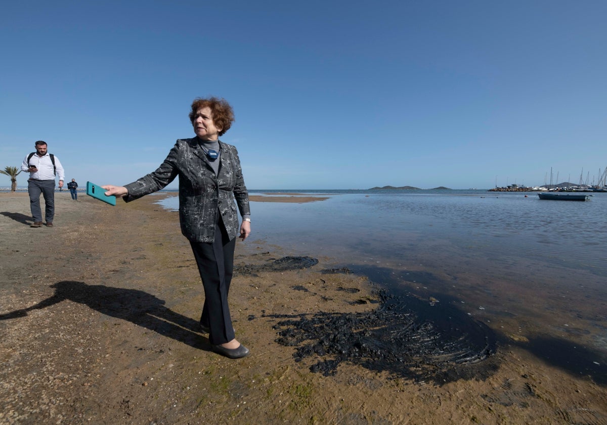 La eurodiputada letona Tatjana Zdanoka, en la orilla del Mar Menor durante su visita en febrero de 2022.