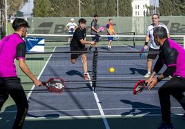 Imagen de uno de los partidos del I torneo de pickleball Región de Murcia, este sábado en el Club de Campo de El Palmar.