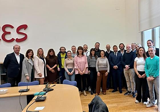 Representantes de la patronal y los sindicatos en la firma del convenio del comercio, este lunes.