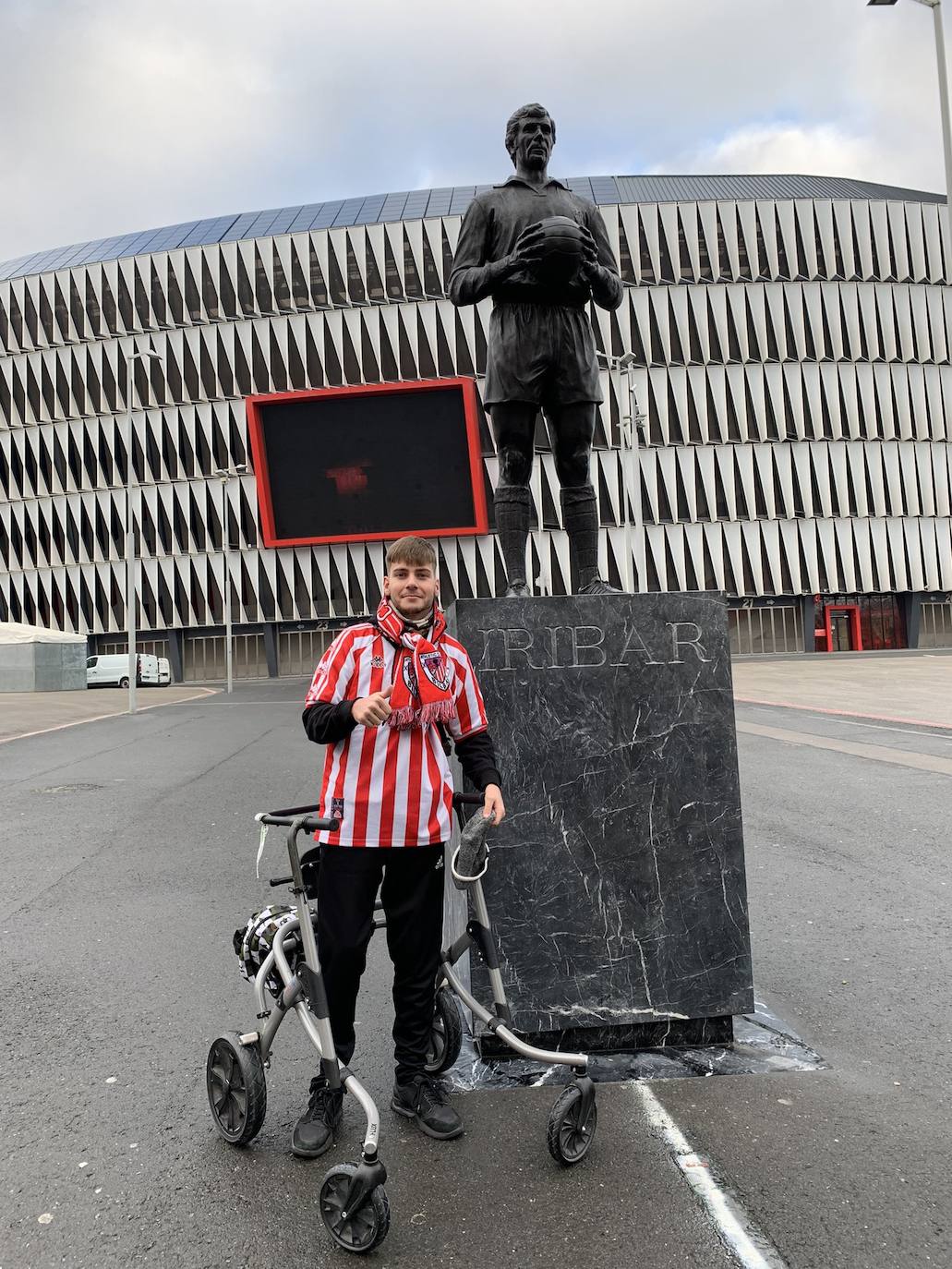 La emocionante historia de superación de un joven de Lorca gracias al equipo de sus amores.