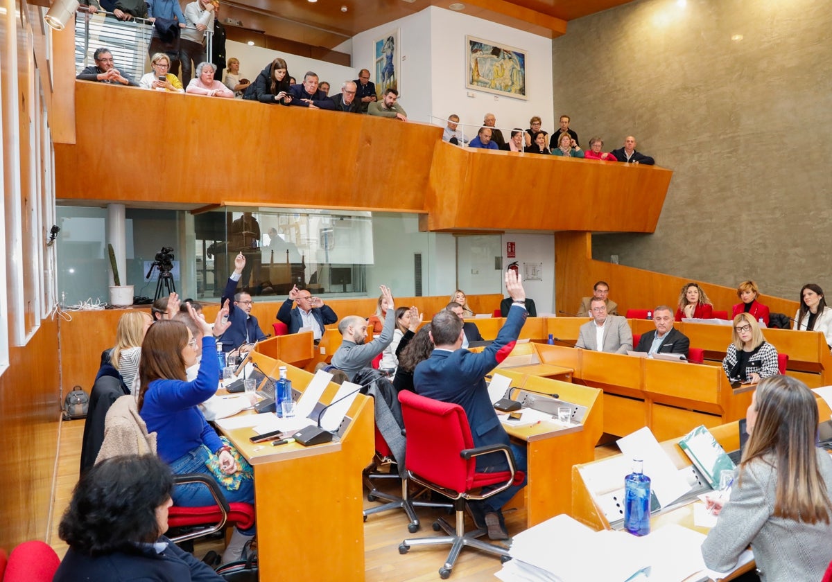 Votación de la moción en el Pleno en la que PSOE e IU solicitaron la suspensión de licencias en el Cerro Tornajo, al que asistieron los vecinos de las pedanías altas.