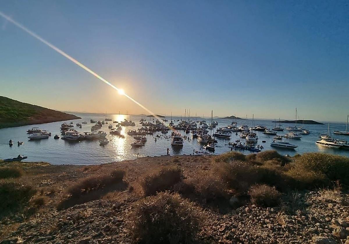 Concentración ilegal de barcos junto a la isla del Ciervo, en 2022.