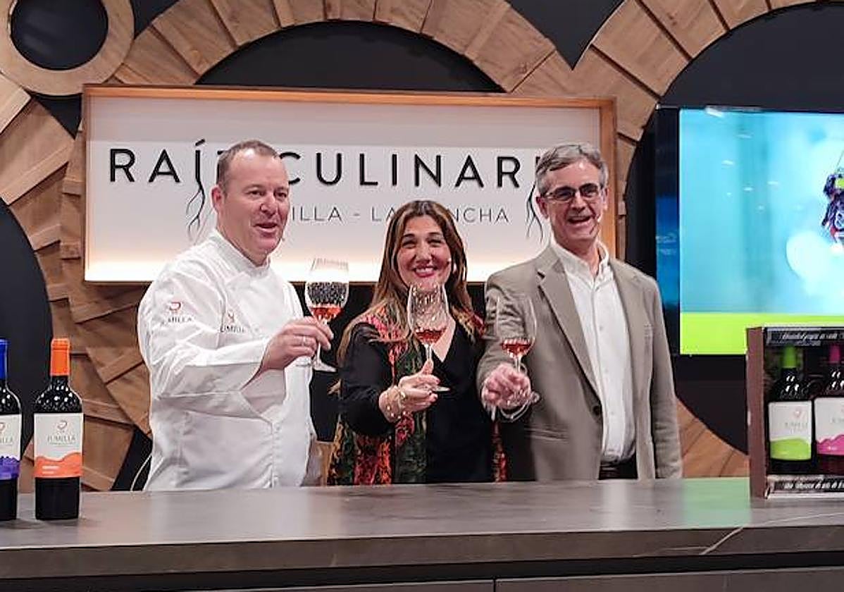 Pablo González-Conejero junto a la periodista gastronómica Pilar Hernández y Silvano García, presidente de la D.O. Jumilla.