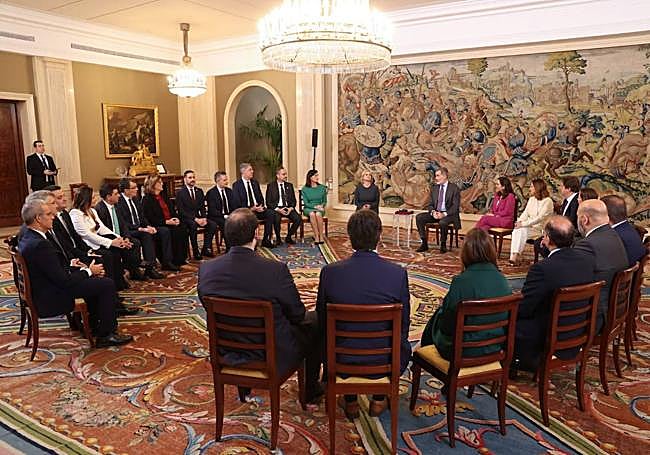 Las autoridades locales junto al Rey Felipe VI en la Zarzuela.