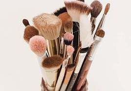 Cada cuánto tiempo debes limpiar tus brochas de maquillaje y cómo hacerlo.