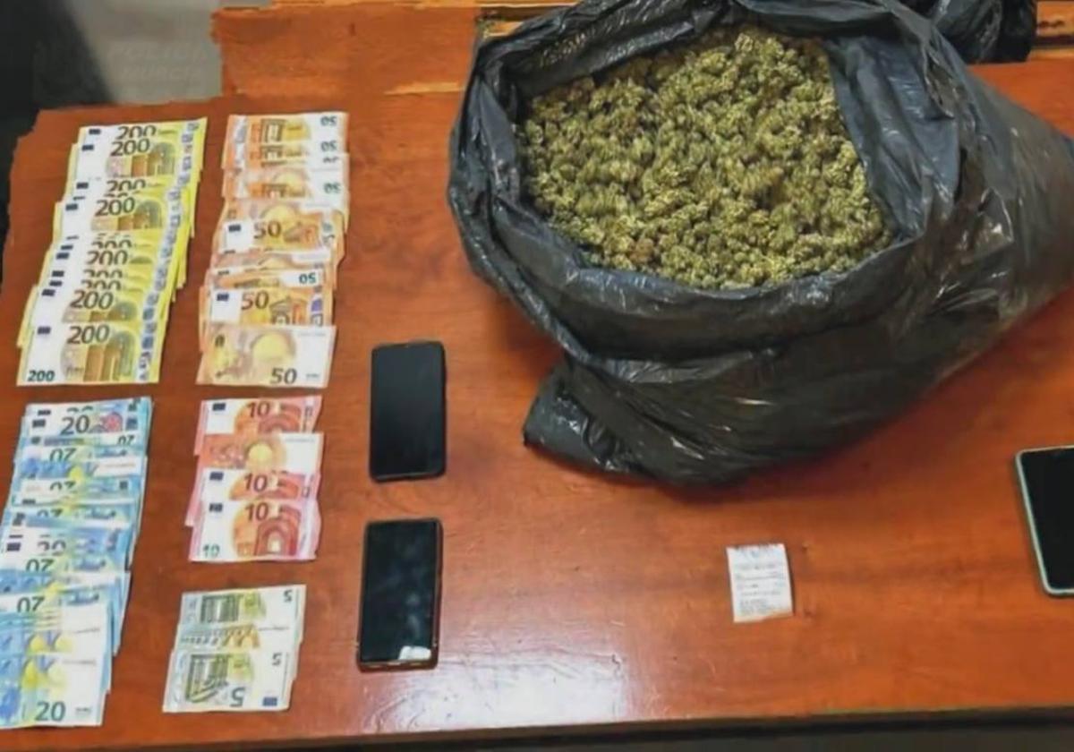 Droga y dinero en efectivo que los detenidos transportaban en su vehículo.