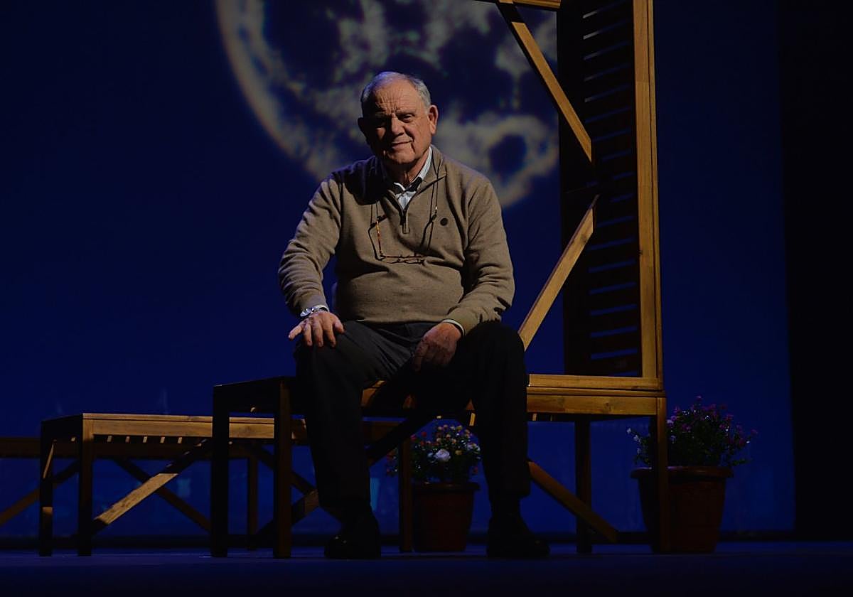 El director teatral César Oliva posa sobre el escenario del TCM en un ensayo.