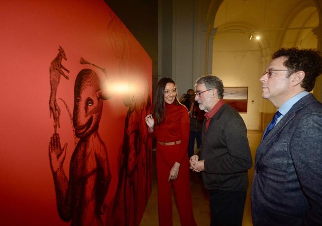 La consejera de Cultura, Carmen Conesa, y Manuel Cebrián, director del ICA, visitaron ayer el montaje de la exposición 'Nemotipos'.