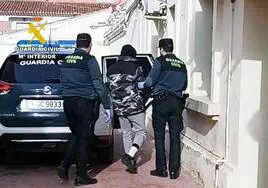 Los agentes de la Guardia Civil con el detenido.